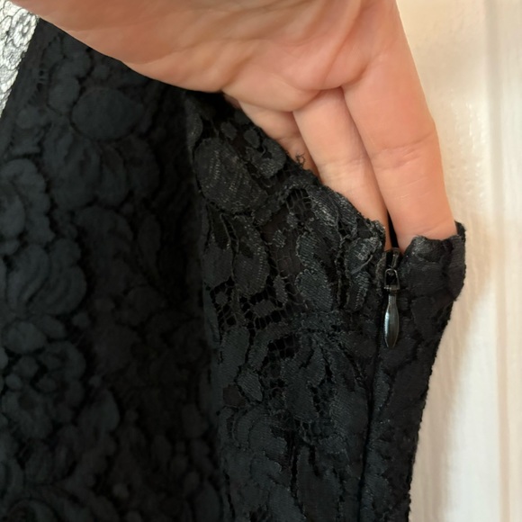 Club Monaco | Sleeveless Lace V-Neck Dress - Size 8 - Picture 11 of 14